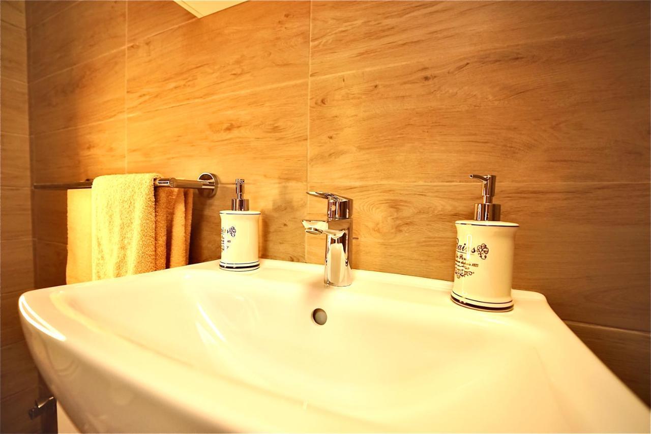 Bacchus Pub Es Panzio Bed and Breakfast Dunaharaszti Eksteriør billede